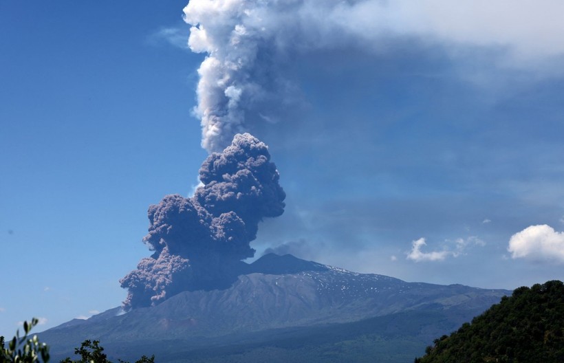 Etna Yanardağı lav püskürttü - Resim: 4