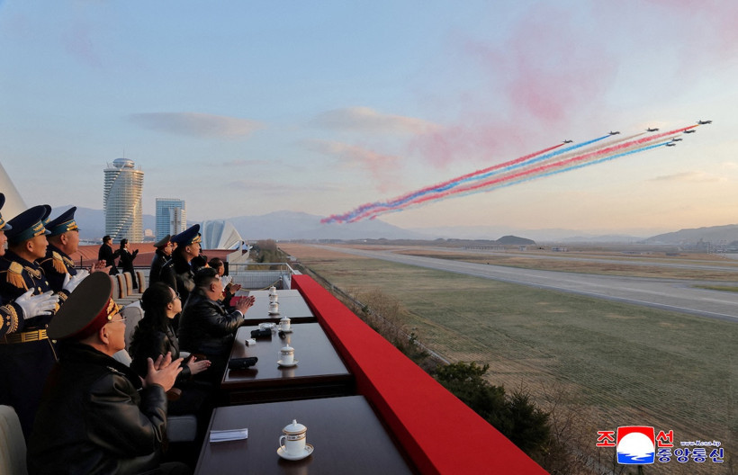 Kim Jong-un keyifle füze ve İHA'ları izledi - Resim : 1