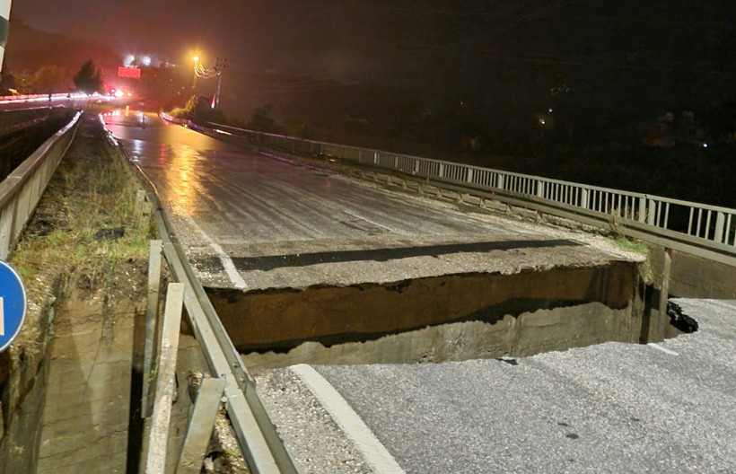 Hatay'da şiddetli yağış: 3 kişi göçük altında kaldı - Resim : 4