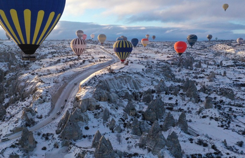 Kapadokya'da sıcak hava balonları 18 günlük aradan sonra gökyüzünü renklendirdi - Resim: 1