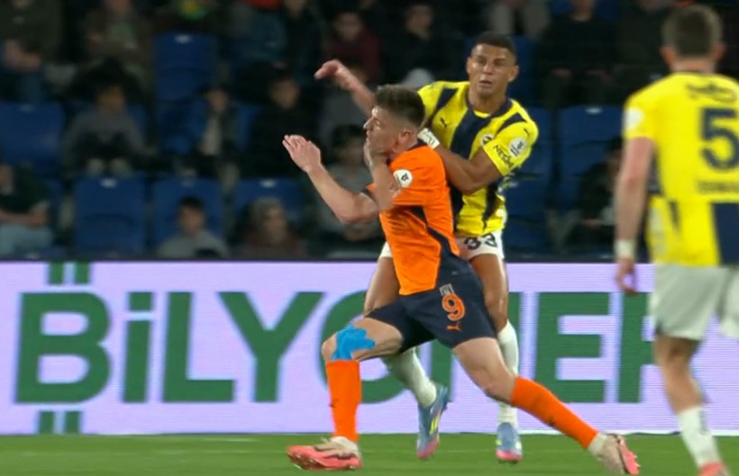 İki kırmızı, iki penaltı: Fenerbahçe maçına hakem damgası! - Resim : 2