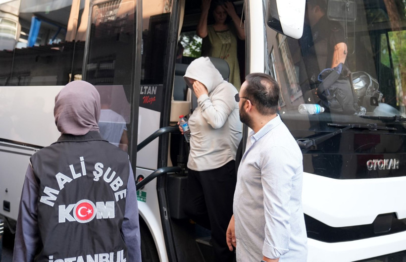 Aralarında profesör de var: Yüzlerini gizlediler - Resim: 8