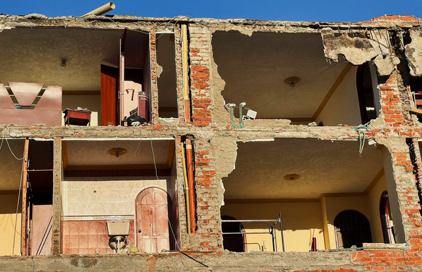 7,4'lük depremde zamana karşı yarış: Çıplak ellerle arıyorlar - Resim: 11