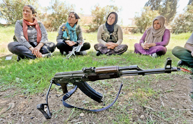 'Silah bıraksın' denilen PKK köylülere silah eğitimi veriyor - Resim : 3