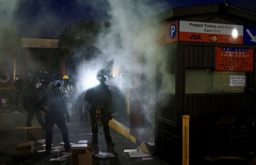 Los Angeles meydan muharebesi: Protestocular polisle çatıştı - Resim: 16