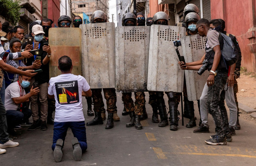 Hükümet düştü, Z kuşağı geri adım atmadı: Sokaklar savaş alanı - Resim: 6