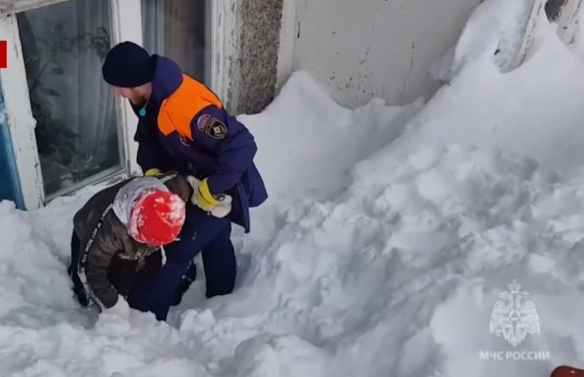 Böyle kar yağışı görülmedi: Apartmanlar bile kara gömüldü - Resim: 6