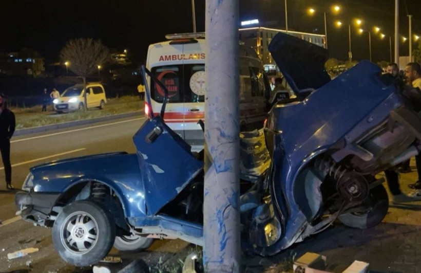 Mardin'de feci kaza: Kağıt gibi ezilen araçtan sağ çıktı - Resim : 1