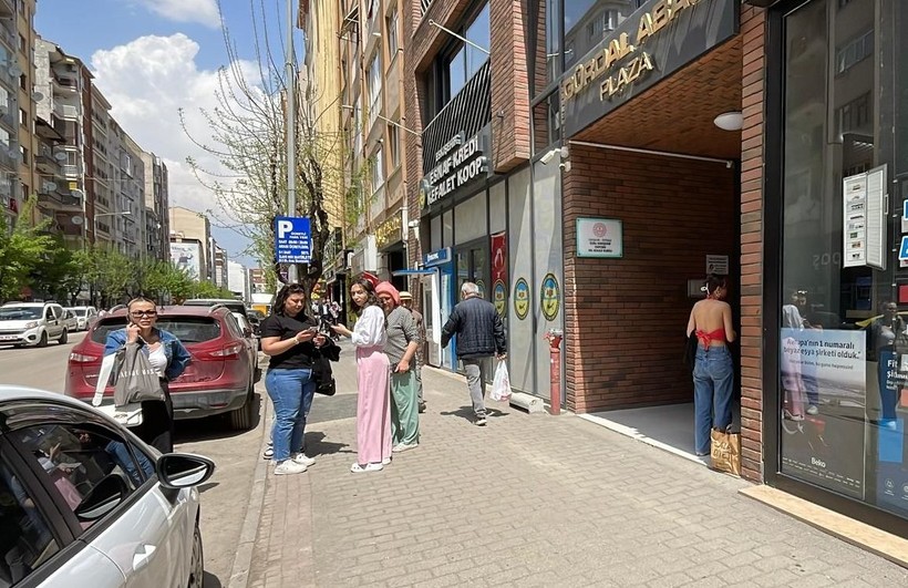 İstanbullular sokağa döküldü: Deprem herkesi korkuttu - Resim: 10