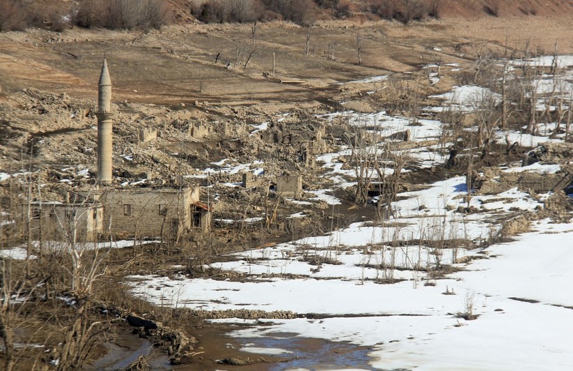 Sivas'ta baraj altında kalan köy sular çekilince ortaya çıktı - Resim: 1