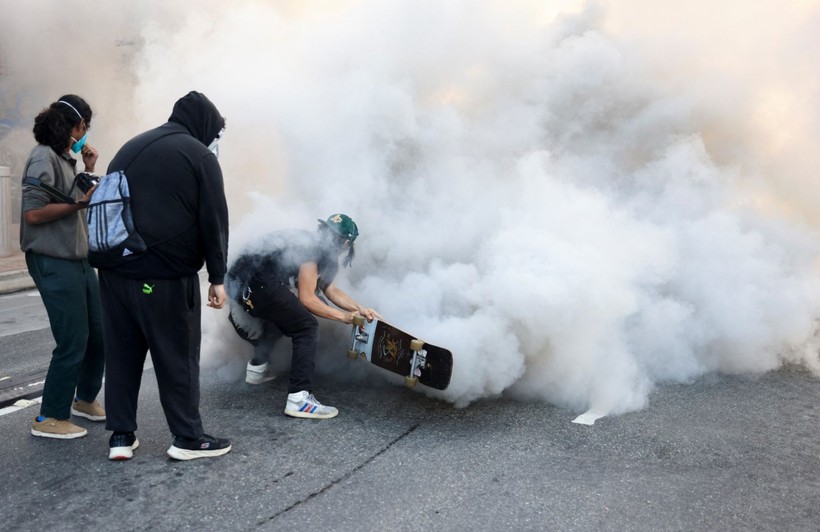 Los Angeles meydan muharebesi: Protestocular polisle çatıştı - Resim: 5