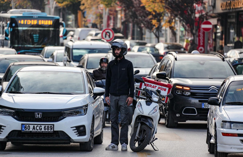 İnşaat işçileri iskelede Ata’ya saygı duruşunda - Resim : 2