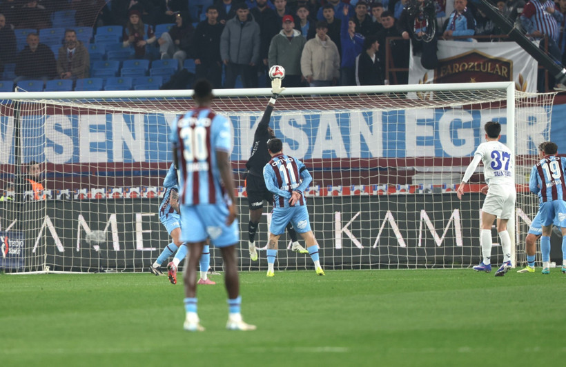 Trabzonspor derbiyi kazandı, Fenerbahçe'yi yakaladı: 1-0 - Resim : 1