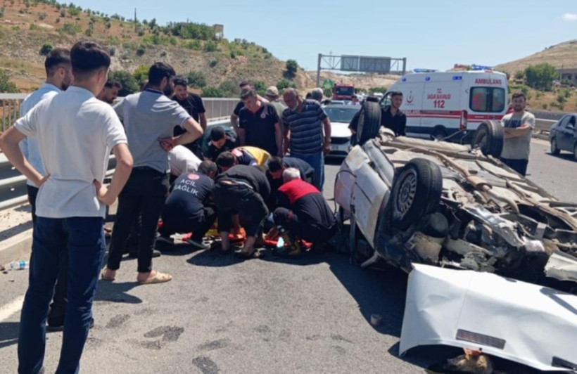 Kurban kesimi sonrası yola çıkan ailenin otomobili takla attı: 5 yaralı - Resim : 1