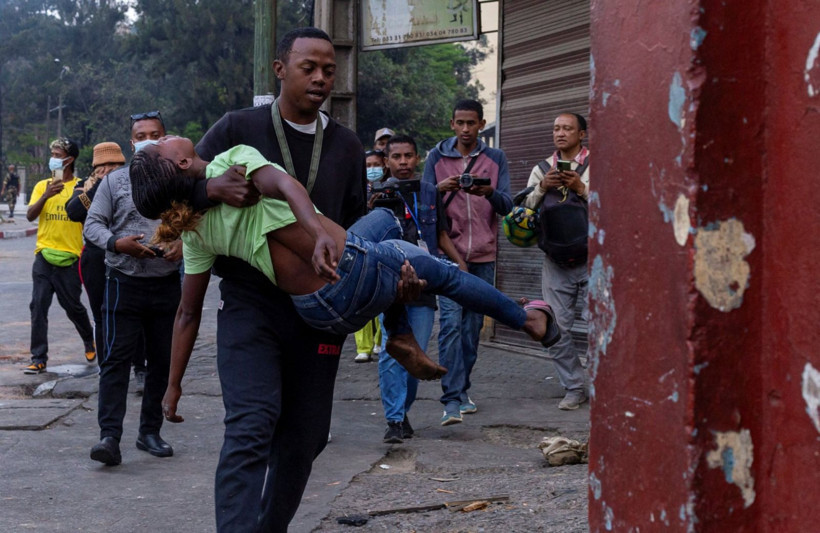 Hükümet düştü, Z kuşağı geri adım atmadı: Sokaklar savaş alanı - Resim: 10