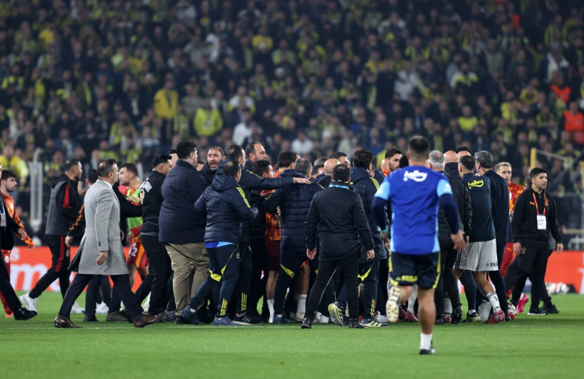 Fenerbahçe–Galatasaray derbisi öncesi şok kavga: Yıldız futbolcular birbirine girdi - Resim: 9
