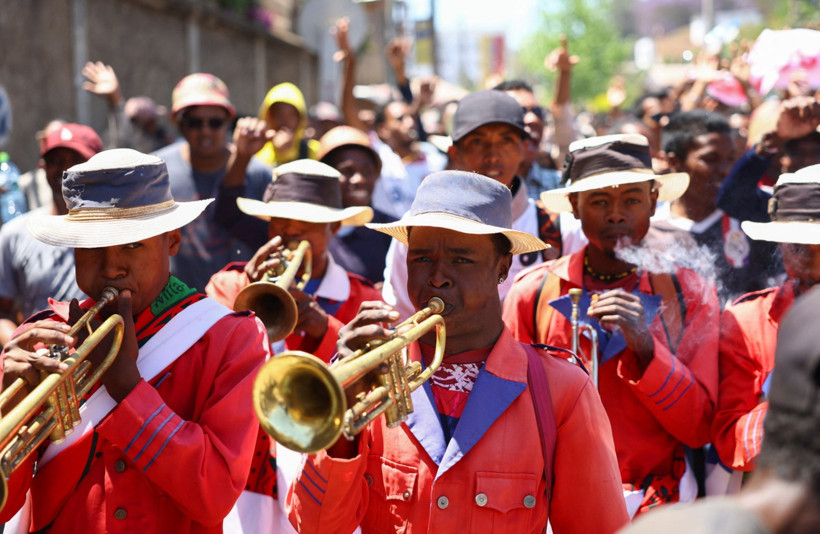 Polis de Z kuşağının safına geçti: İstifa etmeyi reddeden 'firari' lider, Meclis'i feshetti - Resim : 2