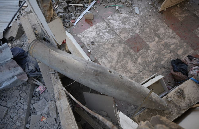 Evlerine düşen 'patlamaya hazır' bombayla yaşıyorlar - Resim : 2