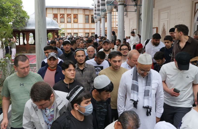 İzdiham olunca bayram namazı üç kez kılındı - Resim : 1