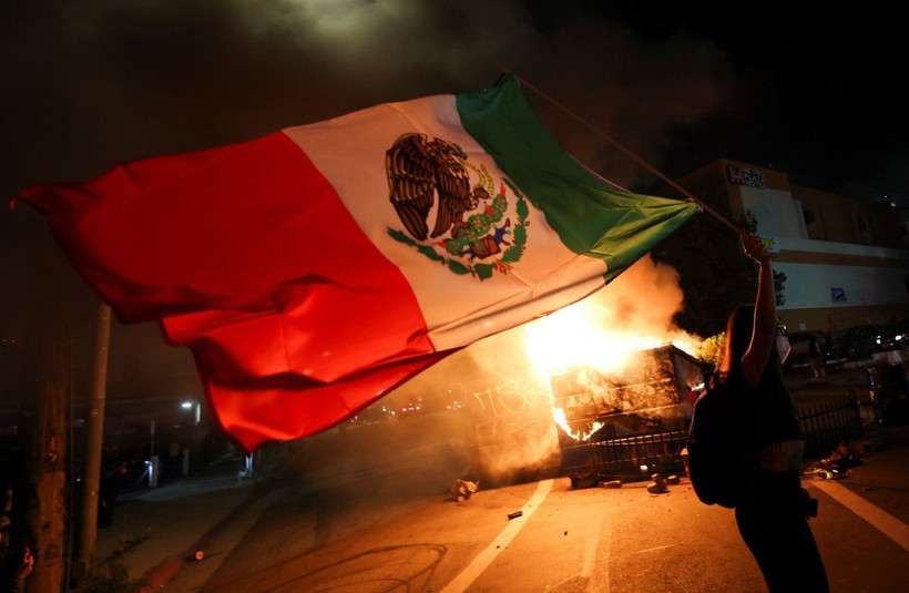 Los Angeles meydan muharebesi: Protestocular polisle çatıştı - Resim: 22