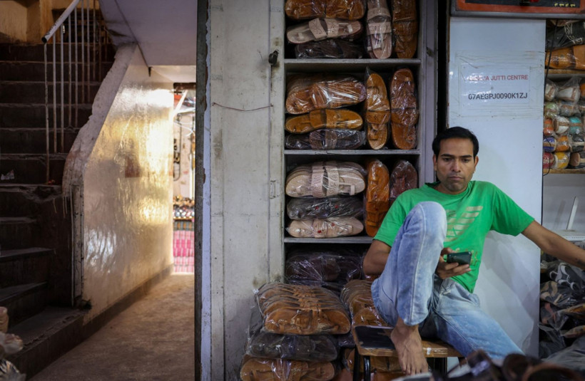 Sandalet kavgası... Hindistan’da 12, Prada’da 800 dolar - Resim: 8