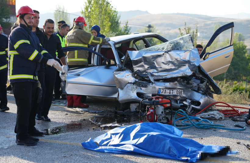 Bulvarda can pazarı: Otomobiller kafa kafaya çarpıştı, sürücüler hayatını kaybetti - Resim : 1