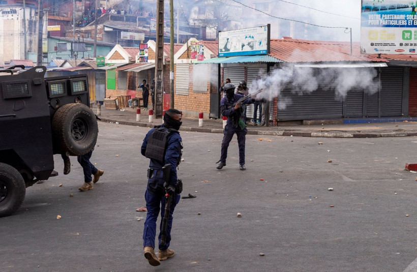 Hükümet düştü, Z kuşağı geri adım atmadı: Sokaklar savaş alanı - Resim: 4