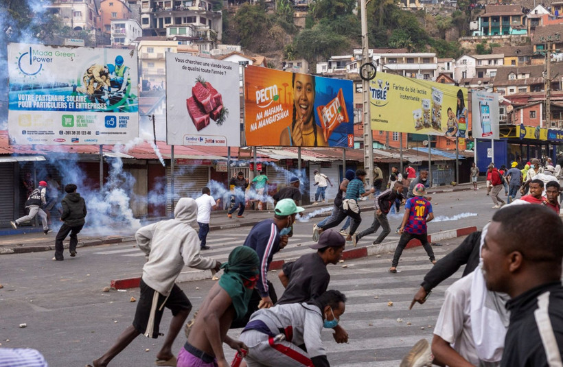 Hükümet düştü, Z kuşağı geri adım atmadı: Sokaklar savaş alanı - Resim: 8