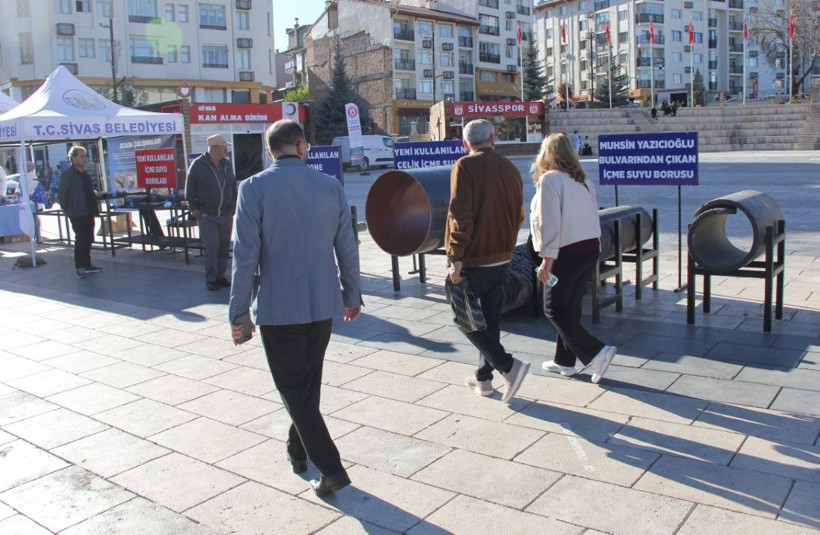 Sivas'ta belediye 'çürümüş boruları' meydanda sergiledi - Resim: 7
