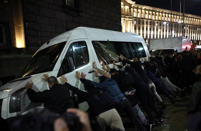 Komşuda bütçe krizi: Sokaklar karıştı, 71 kişi gözaltına alındı - Resim : 1