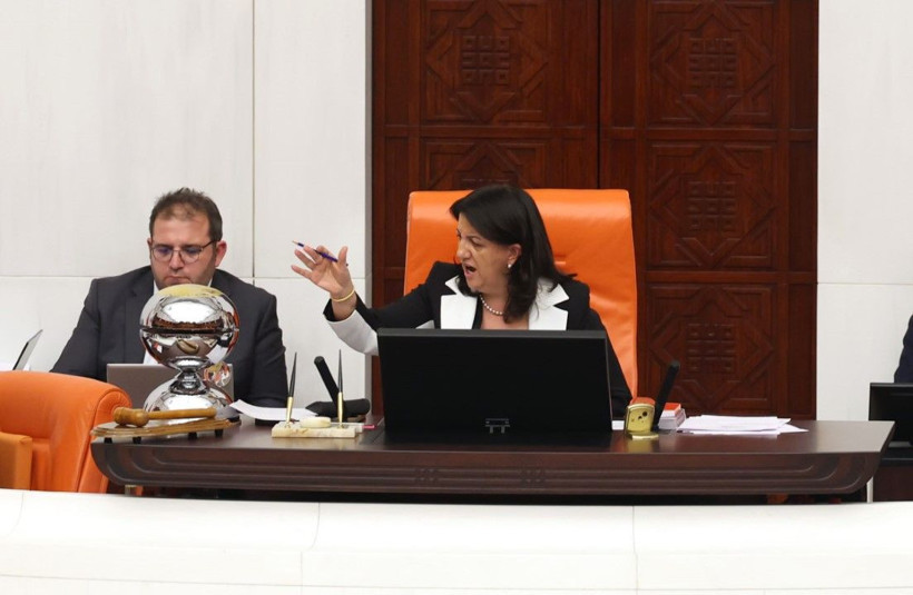 Meclis karıştı: Milletvekilleri birbirlerinin üzerine yürüdü - Resim: 4