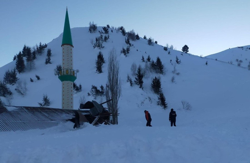 Posof’ta cami ve lojmanın üzerine çığ düştü - Resim: 4