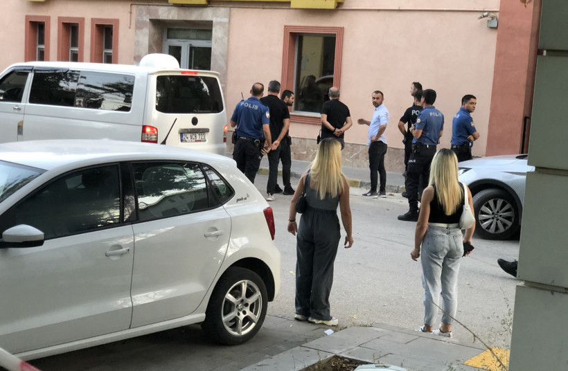 Parkta korku dolu anlar: Kızlarının önünde boğazına bıçak dayadı - Resim : 1