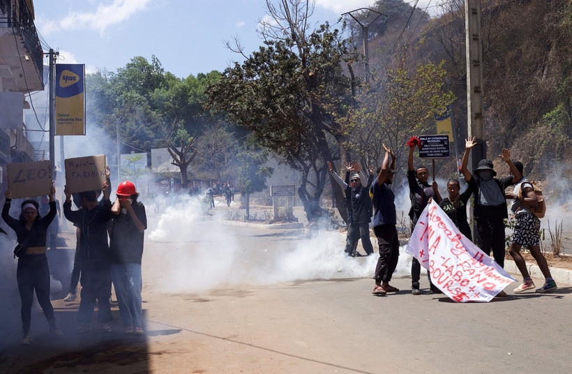 Z kuşağı hareketiyle sarsılan ülkede yeni başbakan ordu generali oldu - Resim : 2