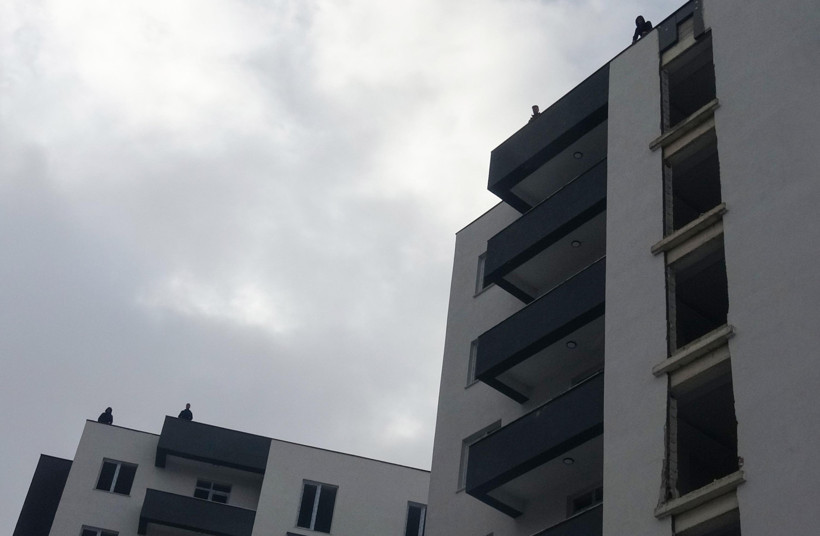 Parasını alamayan işçiler çatıya çıktı - Resim : 1