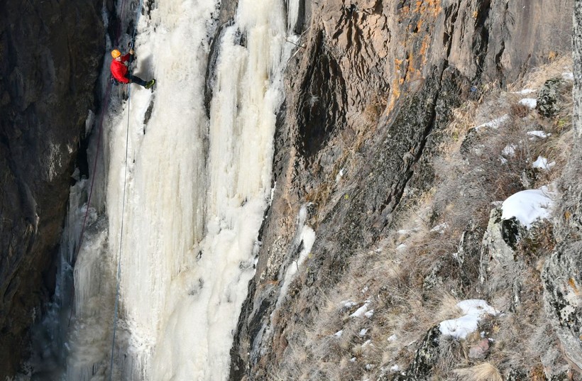 Kars’ta yeni adrenalin rotası! Donan şelaleye dağcı akını - Resim: 4