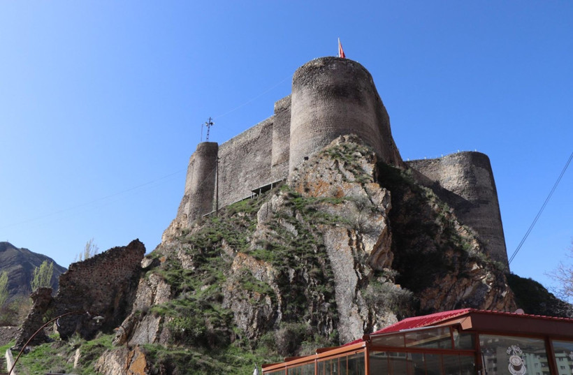 Oltu Kalesi yıkılma tehlikesiyle karşı karşıya - Resim: 1
