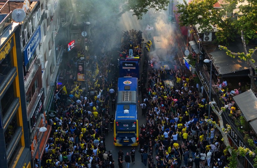 Euroleague şampiyonu Fenerbahçe Beko, Bağdat Caddesi'ni ateşe verdi! - Resim: 1