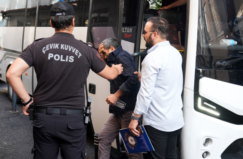 Aralarında profesör de var: Yüzlerini gizlediler - Resim: 3