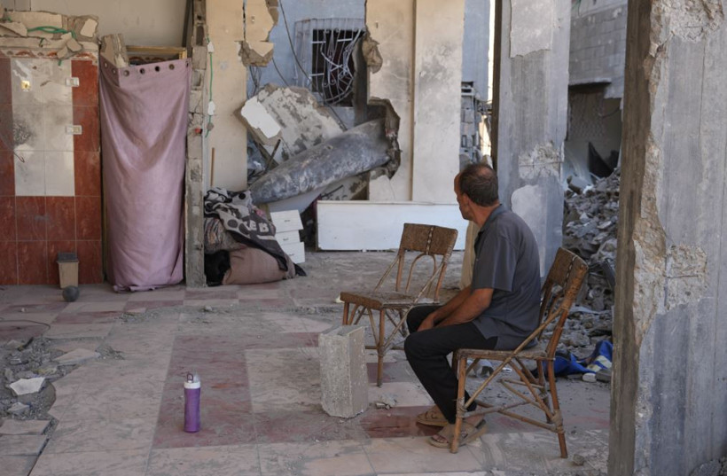 Evlerine düşen 'patlamaya hazır' bombayla yaşıyorlar - Resim : 1