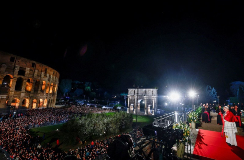 On yıllar sonra bir ilk: Papa tören boyunca taşıdı - Resim: 5