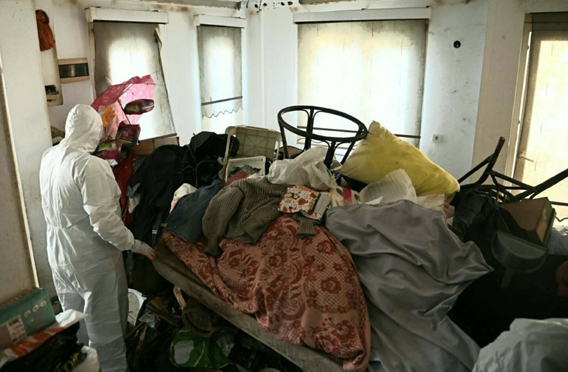 Evden çıkan çöp 6 kamyonu doldurdu. Böcekler için ekip gitti - Resim : 4