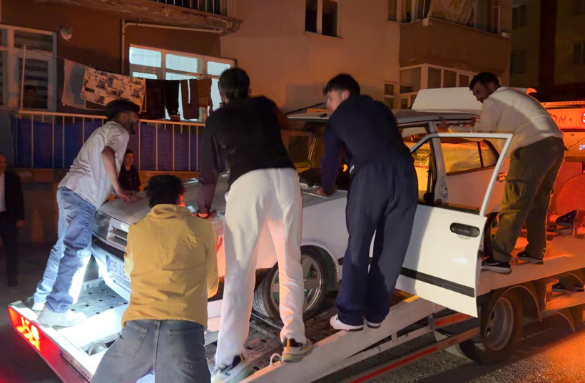 Meşalelerle kız istemeye gitti! &Ccedil;ekicideki otomobile patinaj yaptırdı - Resim : 7