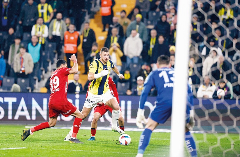 Fenerbahçe atıyor, yemiyor; zirveye yürüyor! - Resim : 1