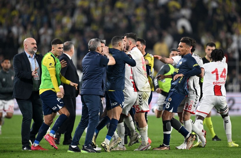 Kadıköy'de maç bitti, ortalık karıştı - Resim: 12