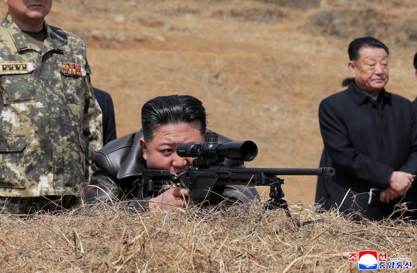 Kuzey Kore lideri silah taliminde neşe saçtı - Resim: 4