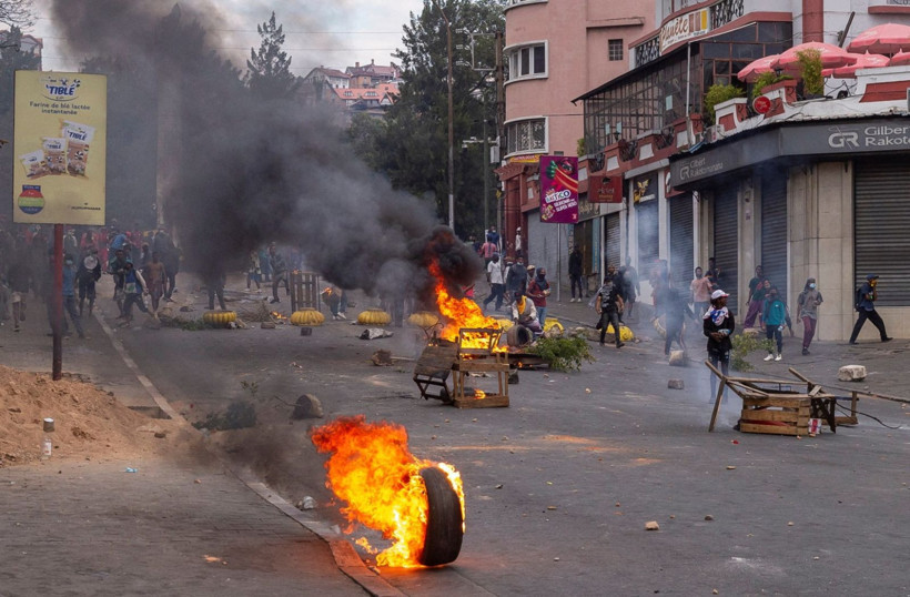 Hükümet düştü, Z kuşağı geri adım atmadı: Sokaklar savaş alanı - Resim: 13