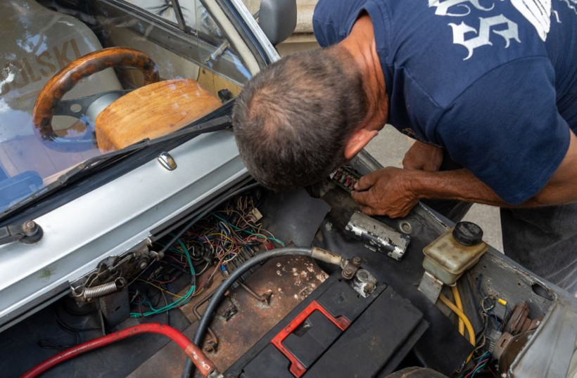 Yakıt bulamayan adam aracını böyle çalıştırdı - Resim: 7