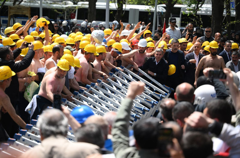 Açlık grevindeki madencilere polis müdahalesi - Resim: 19