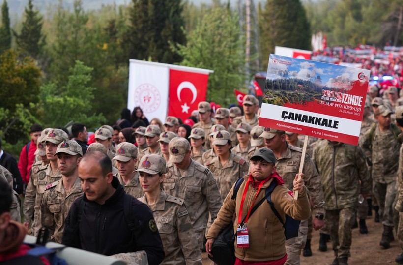 57. Alay Yürüyüşü şafakla başladı: Saçlarına kına yakıp, asker çorbası içtiler - Resim: 1